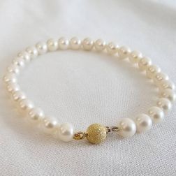 Pearls Bracelet with yellow gold sandblasted sphere