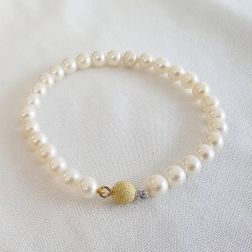 Pearls Bracelet with yellow gold sandblasted sphere