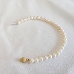 Pearls Bracelet with yellow gold sandblasted sphere
