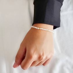 Photo of worn Delicious pearls bracelet yellow gold