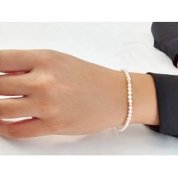 Photo of worn Delicious pearls bracelet yellow gold