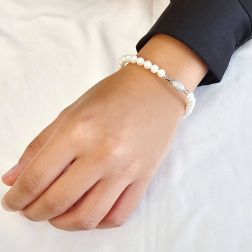 Bracciale Perle 5.50mm-6mm Barilotto 6mm Diamantato Oro Bianco foto indossata