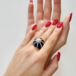 Anello Cupola nera Perla Akoya Oro Bianco e Diamanti foto indossata