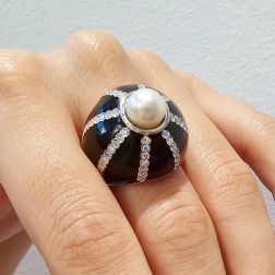 Anello Cupola nera Perla Akoya Oro Bianco e Diamanti foto indossata