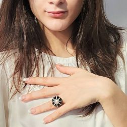 Anello Cupola nera Perla Akoya Oro Bianco e Diamanti foto indossata