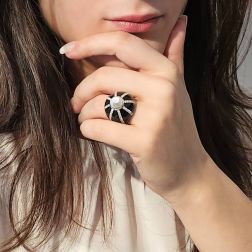 Anello Cupola nera Perla Akoya Oro Bianco e Diamanti foto indossata