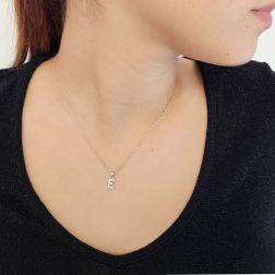 Ciondolo Lettera Iniziale "E" con Diamanti in Oro Bianco 18kt foto indossata