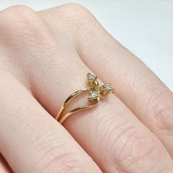 Anello Trilogy Flower tre fili in Oro Giallo e Diamanti foto indossata