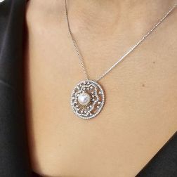 Collana con Ciondolo Tondo motivo floreale con Perla Akoya e Diamanti foto indossata