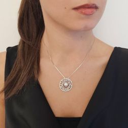 Collana con Ciondolo Tondo motivo floreale con Perla Akoya e Diamanti foto indossata