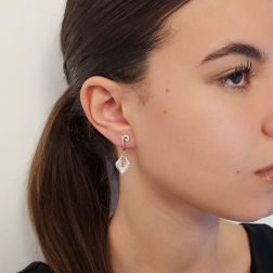 Orecchini Lily in Oro Bianco e Rosa con Diamanti e Rubini foto indossata
