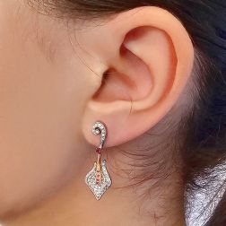 Orecchini Lily in Oro Bianco e Rosa con Diamanti e Rubini foto indossata
