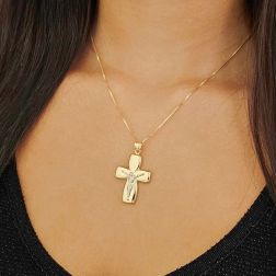 Croce Larga in Oro Giallo con Cristo in Oro Bianco foto indossata