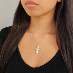 Croce Larga in Oro Giallo con Cristo in Oro Bianco foto indossata