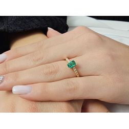 Anello Solitario con Smeraldo Ottagonale e 8 Diamanti foto indossata