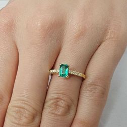 Anello Solitario con Smeraldo Ottagonale e 8 Diamanti foto indossata