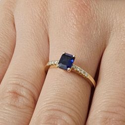Anello Solitario con Zaffiro Ottagonale e 8 Diamanti foto indossata