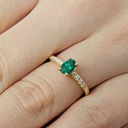 Anello Solitario con Smeraldo Ovale e 8 Diamanti foto indossata
