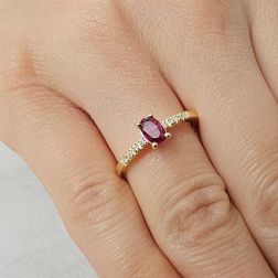 Anello Solitario con Rubino Ovale e 8 Diamanti foto indossata