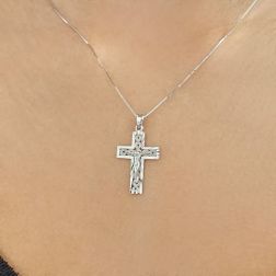 Croce Diamantata con Cristo in Oro Bianco foto indossata