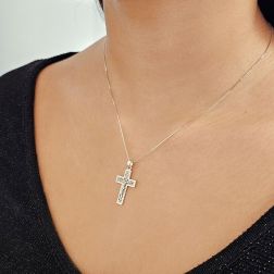 Croce Diamantata con Cristo in Oro Bianco foto indossata