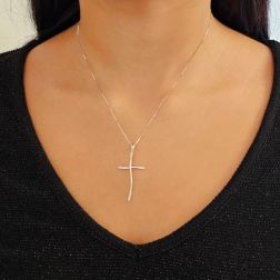 Croce Lucida Ondulata in Oro Bianco con Zirconi foto indossata