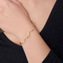 Bracciale semirigido a segmenti sinuosi in Oro Giallo foto indossata