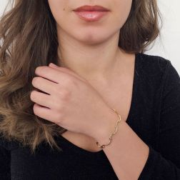 Bracciale semirigido a segmenti sinuosi in Oro Giallo foto indossata