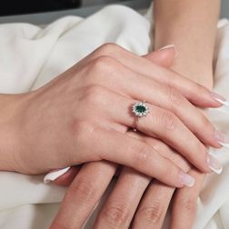 Anello Kate Smeraldo 6x4mm e 10 Diamanti foto indossata