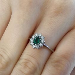 Anello Solitario Smeraldo Ovale 5x4mm e 10 Diamanti foto indossata