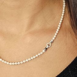 Collana Perle Fresh Water chiusura Goccina in Oro Bianco e Diamanti foto indossata