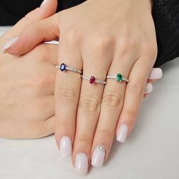 Anello Solitario Zaffiro Blu Ovale e 8 Diamanti in Oro Bianco- Misura 9 foto indossata