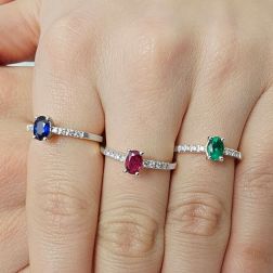 Anello Solitario Zaffiro Blu Ovale e 8 Diamanti in Oro Bianco- Misura 9 foto indossata