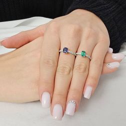Anello Solitario Zaffiro Blu Ottagonale e 8 Diamanti in Oro Bianco foto indossata