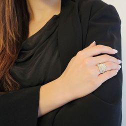 Anello Design Foglia con 148 Diamanti in Oro Bianco e Oro Rosa foto indossata