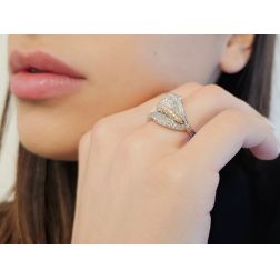 Anello Design Foglia con 148 Diamanti in Oro Bianco e Oro Rosa foto indossata
