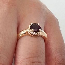 Anello Solitario tondo con Rodolite e 18 Diamanti Oro Rosa foto indossata