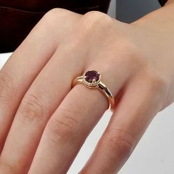 Anello Solitario tondo con Rodolite e 18 Diamanti Oro Rosa foto indossata