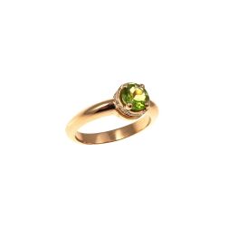 Round Solitaire Ring with Peridot and 18 Diamonds in Rose Gold