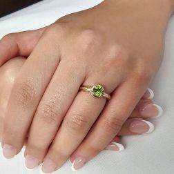 Anello Solitario tondo con Peridoto e 18 Diamanti Oro Rosa foto indossata