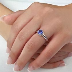 Anello Solitario tondo con Tanzanite e 18 Diamanti Oro Bianco foto indossata