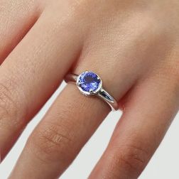 Anello Solitario tondo con Tanzanite e 18 Diamanti Oro Bianco foto indossata