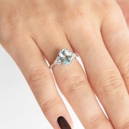 Anello Solitario con Acquamarina 10mmx8mm e Diamanti foto indossata