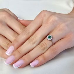 Anello Solitario Smeraldo Ovale 5x4mm e 10 Diamanti foto indossata