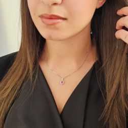 Ciondolo Kate Rubino 6x4mm e 14 Diamanti foto indossata