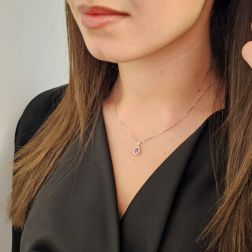 Ciondolo Kate Rubino 6x4mm e 14 Diamanti foto indossata