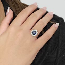 Anello Kate con Zaffiro Blu 6x8mm e 12 Diamanti foto indossata