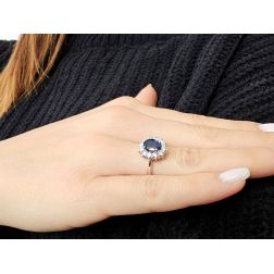 Anello Kate con Zaffiro Blu 6x8mm e 12 Diamanti foto indossata