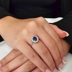 Anello Kate con Zaffiro Blu 6x8mm e 12 Diamanti foto indossata