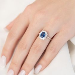 Anello Kate con Zaffiro Blu 6x8mm e 12 Diamanti foto indossata